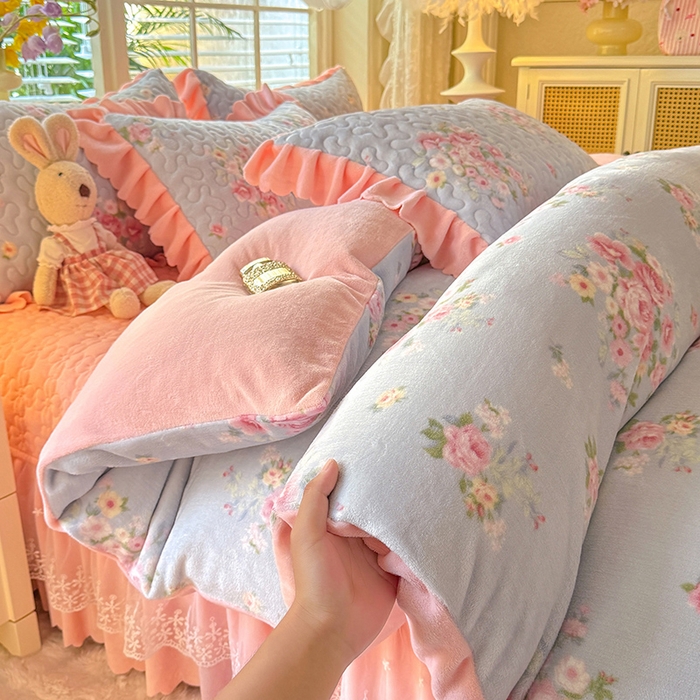 91家纺网 家纺一手货源 找家纺 九诺家纺 2025新款直播热款双层蕾丝花边牛奶绒印花床盖四件套床盖单件三件套 时光-柔情花梦