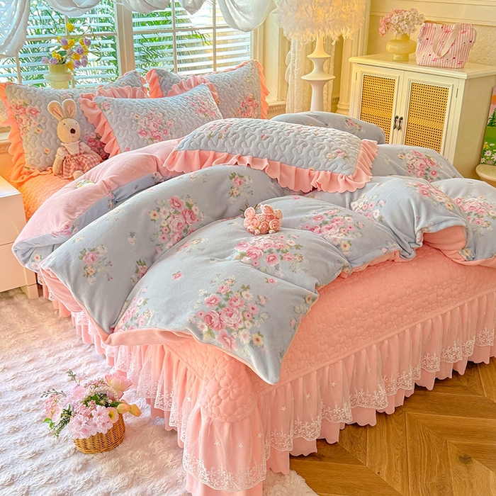 91家纺网 家纺一手货源 找家纺 九诺家纺 2025新款直播热款双层蕾丝花边牛奶绒印花床盖四件套床盖单件三件套 时光-柔情花梦