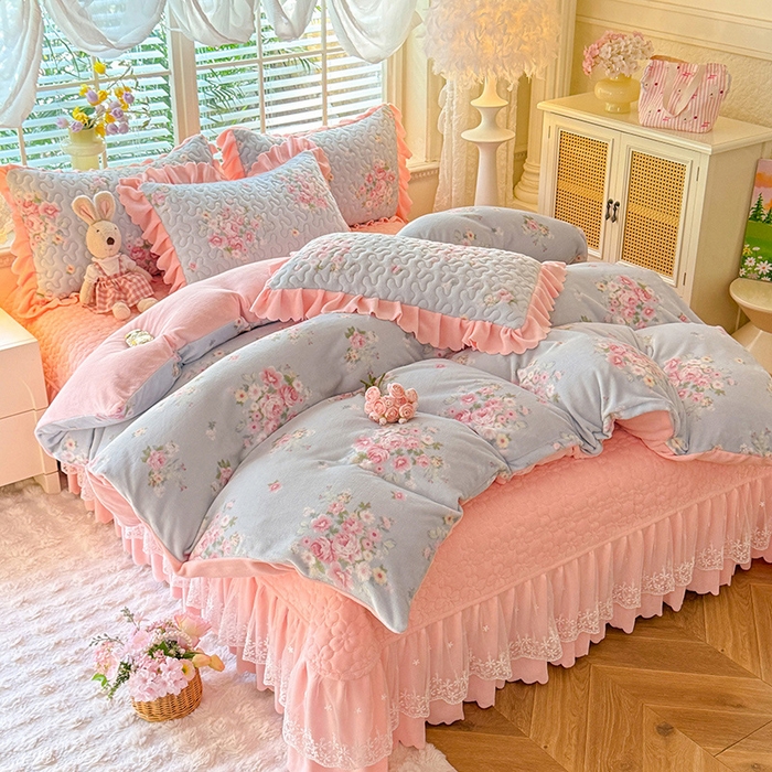 91家纺网 家纺一手货源 找家纺 九诺家纺 2025新款直播热款双层蕾丝花边牛奶绒印花床盖四件套床盖单件三件套 时光-柔情花梦