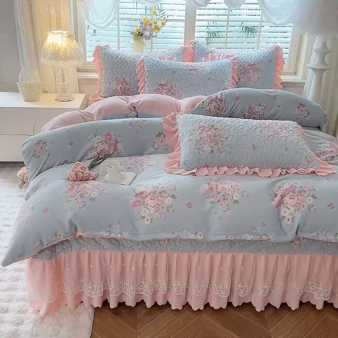 91家纺网 家纺一手货源 找家纺 九诺家纺 2025新款直播热款双层蕾丝花边牛奶绒印花床盖四件套床盖单件三件套 时光-柔情花梦
