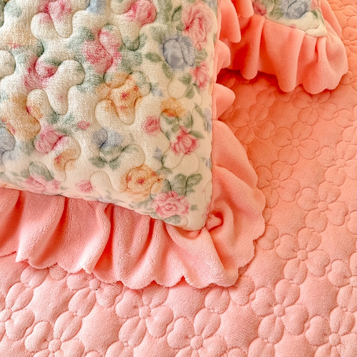 91家纺网 家纺一手货源 找家纺 九诺家纺 2025新款直播热款双层蕾丝花边牛奶绒印花床盖四件套床盖单件三件套 时光-夏日开花