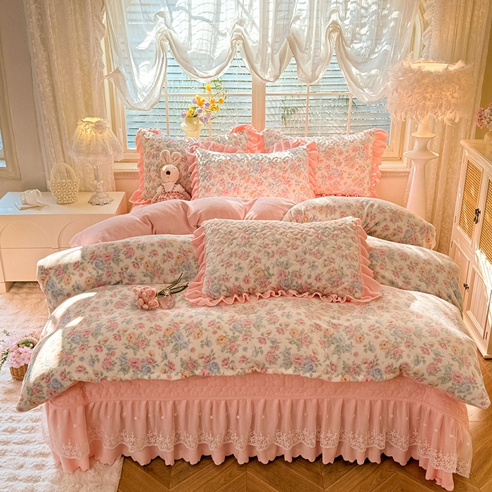 91家纺网 家纺一手货源 找家纺 九诺家纺 2025新款直播热款双层蕾丝花边牛奶绒印花床盖四件套床盖单件三件套 时光-夏日开花