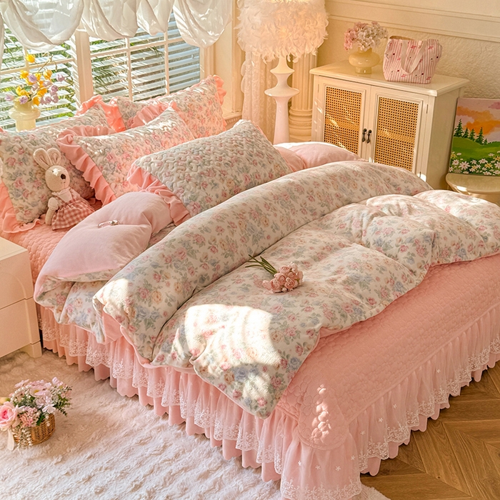 91家纺网 家纺一手货源 找家纺 九诺家纺 2025新款直播热款双层蕾丝花边牛奶绒印花床盖四件套床盖单件三件套 时光-夏日开花