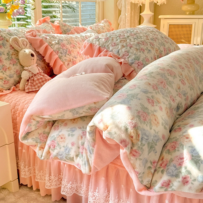 91家纺网 家纺一手货源 找家纺 九诺家纺 2025新款直播热款双层蕾丝花边牛奶绒印花床盖四件套床盖单件三件套 时光-夏日开花