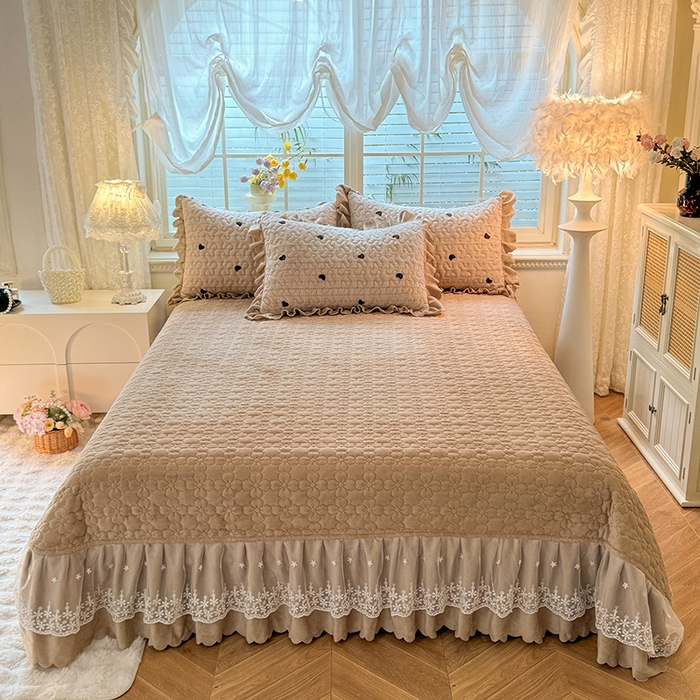 91家纺网 家纺一手货源 找家纺 九诺家纺 2025新款直播热款双层蕾丝花边牛奶绒印花床盖四件套床盖单件三件套 时光-心动旋律