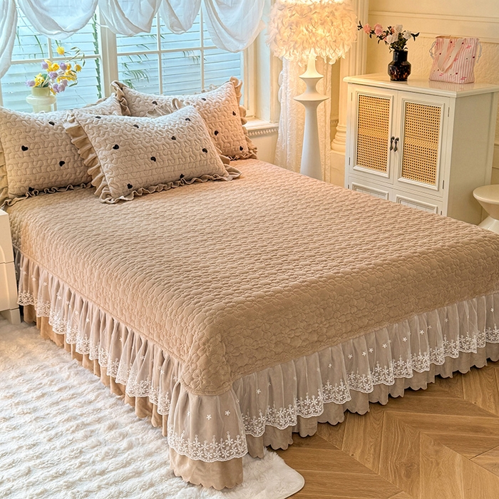 91家纺网 家纺一手货源 找家纺 九诺家纺 2025新款直播热款双层蕾丝花边牛奶绒印花床盖四件套床盖单件三件套 时光-心动旋律