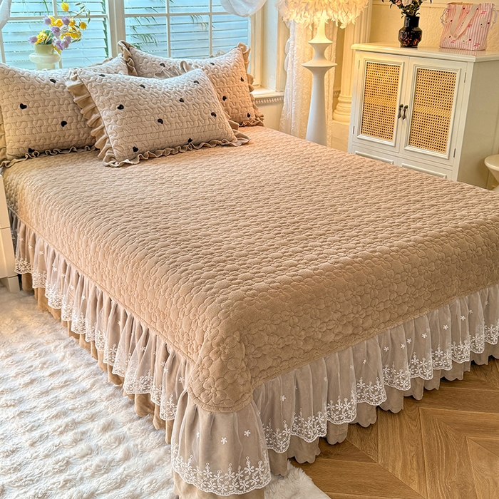 91家纺网 家纺一手货源 找家纺 九诺家纺 2025新款直播热款双层蕾丝花边牛奶绒印花床盖四件套床盖单件三件套 时光-心动旋律