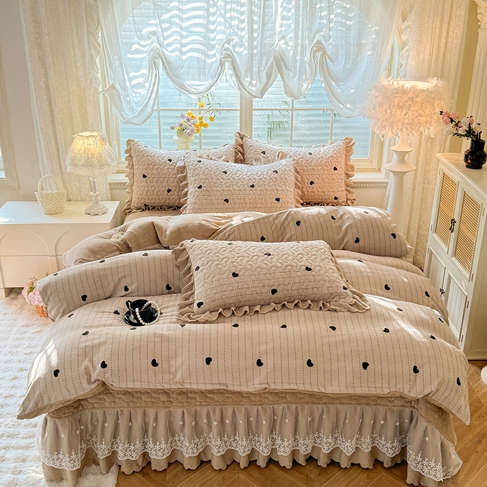 91家纺网 家纺一手货源 找家纺 九诺家纺 2025新款直播热款双层蕾丝花边牛奶绒印花床盖四件套床盖单件三件套 时光-心动旋律