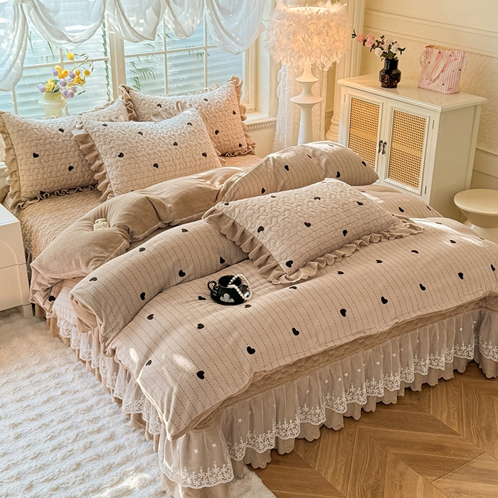 91家纺网 家纺一手货源 找家纺 九诺家纺 2025新款直播热款双层蕾丝花边牛奶绒印花床盖四件套床盖单件三件套 时光-心动旋律