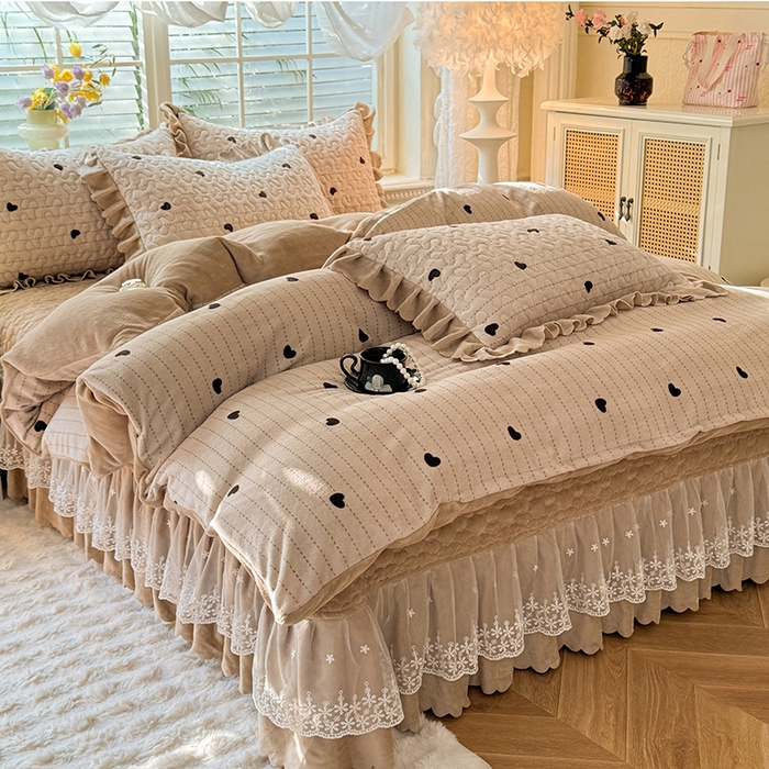 91家纺网 家纺一手货源 找家纺 九诺家纺 2025新款直播热款双层蕾丝花边牛奶绒印花床盖四件套床盖单件三件套 时光-心动旋律