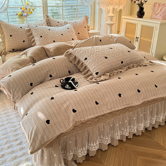 91家纺网 家纺一手货源 找家纺 九诺家纺 2025新款直播热款双层蕾丝花边牛奶绒印花床盖四件套床盖单件三件套 时光-心动旋律