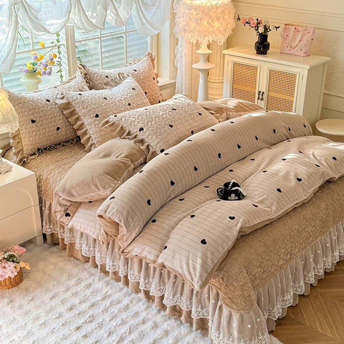 91家纺网 家纺一手货源 找家纺 九诺家纺 2025新款直播热款双层蕾丝花边牛奶绒印花床盖四件套床盖单件三件套 时光-心动旋律