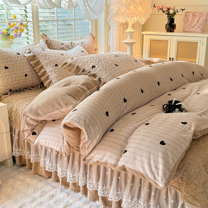 91家纺网 家纺一手货源 找家纺 九诺家纺 2025新款直播热款双层蕾丝花边牛奶绒印花床盖四件套床盖单件三件套 时光-心动旋律