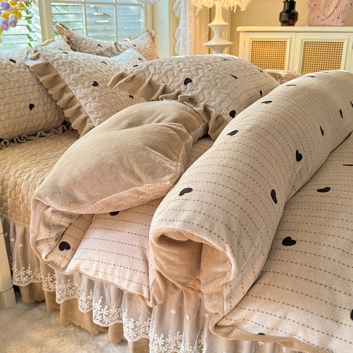 91家纺网 家纺一手货源 找家纺 九诺家纺 2025新款直播热款双层蕾丝花边牛奶绒印花床盖四件套床盖单件三件套 时光-心动旋律