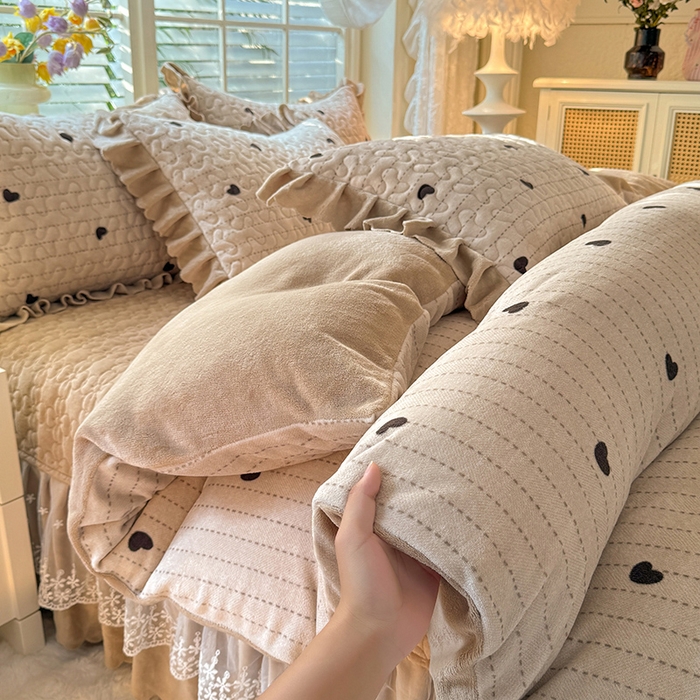 91家纺网 家纺一手货源 找家纺 九诺家纺 2025新款直播热款双层蕾丝花边牛奶绒印花床盖四件套床盖单件三件套 时光-心动旋律