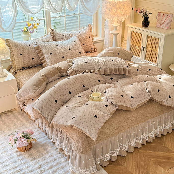 91家纺网 家纺一手货源 找家纺 九诺家纺 2025新款直播热款双层蕾丝花边牛奶绒印花床盖四件套床盖单件三件套 时光-心动旋律