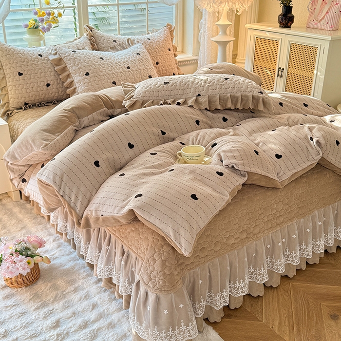 91家纺网 家纺一手货源 找家纺 九诺家纺 2025新款直播热款双层蕾丝花边牛奶绒印花床盖四件套床盖单件三件套 时光-心动旋律