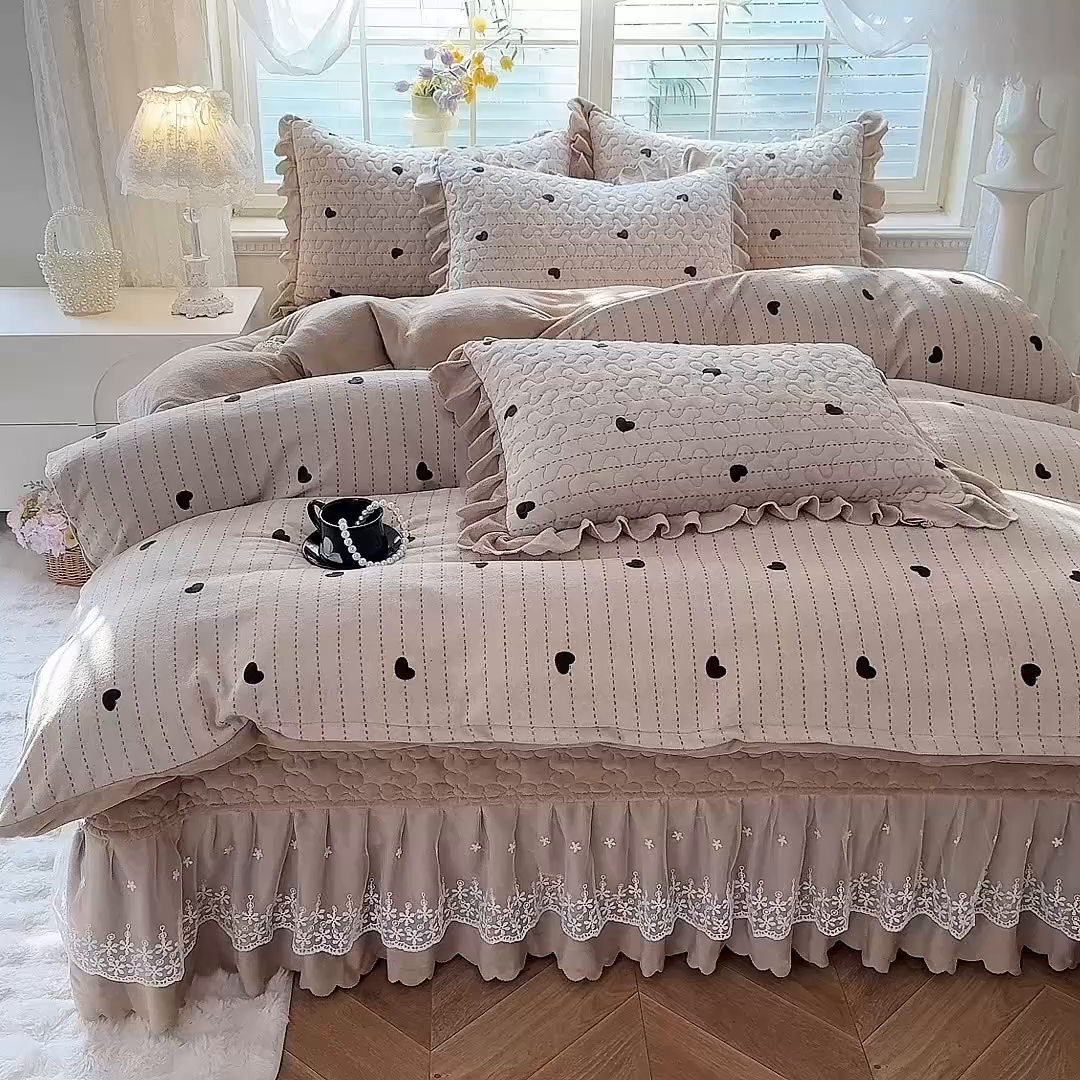 91家纺网 家纺一手货源 找家纺 九诺家纺 2025新款直播热款双层蕾丝花边牛奶绒印花床盖四件套床盖单件三件套 时光-心动旋律