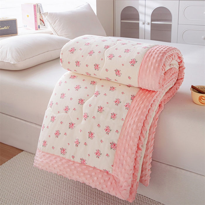 91家纺网 家纺一手货源 找家纺 萌飞 2025新款全棉豆豆绒被子被芯系列 桃花运