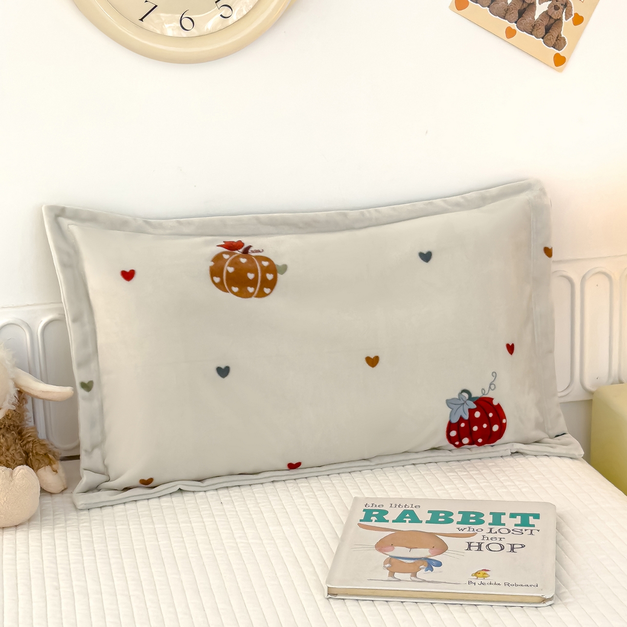 91家纺网 家纺一手货源 找家纺 良佐生活 2025新款A类高克重大版印花宝宝绒枕套 爱心南瓜