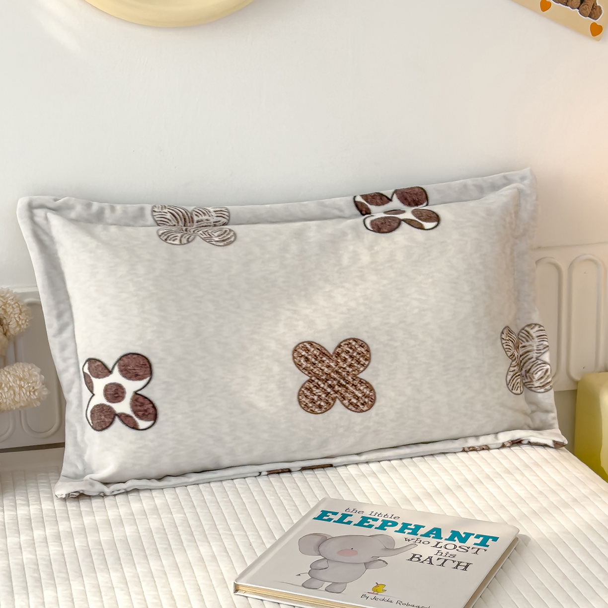 91家纺网 家纺一手货源 找家纺 良佐生活 2025新款A类高克重大版印花宝宝绒枕套 四叶花