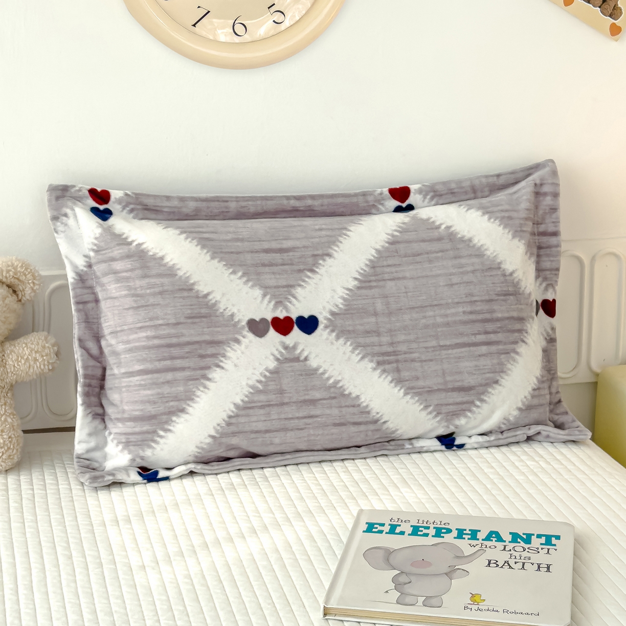 91家纺网 家纺一手货源 找家纺 良佐生活 2025新款A类高克重大版印花宝宝绒枕套 爱心格