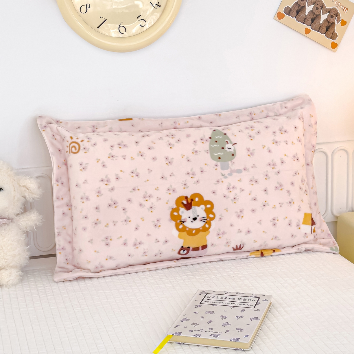 91家纺网 家纺一手货源 找家纺 良佐生活 2025新款A类高克重大版印花宝宝绒枕套 小狮子-粉
