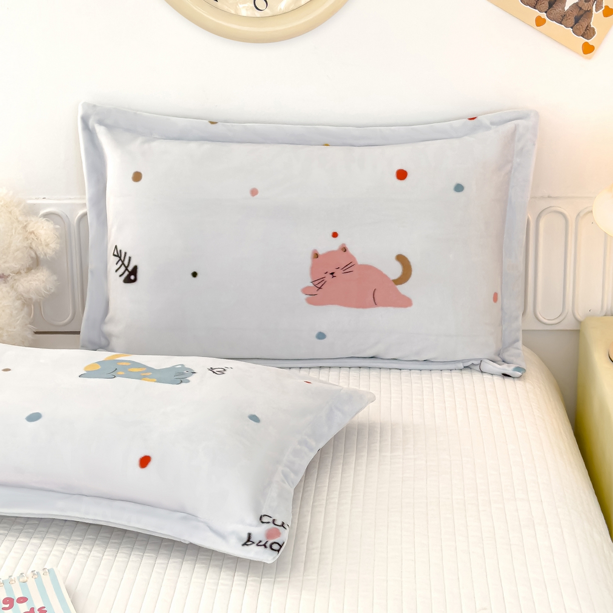 91家纺网 家纺一手货源 找家纺 良佐生活 2025新款A类高克重大版印花宝宝绒枕套 发财猫