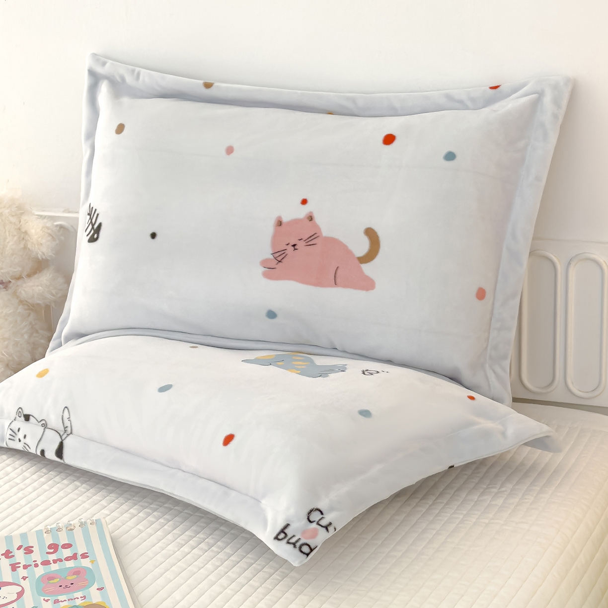 91家纺网 家纺一手货源 找家纺 良佐生活 2025新款A类高克重大版印花宝宝绒枕套 发财猫