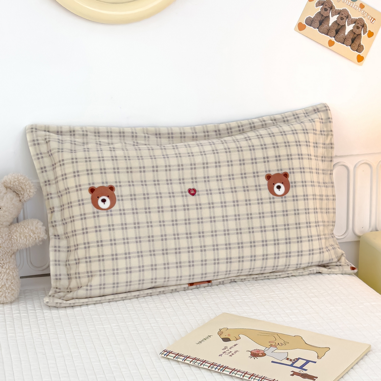 91家纺网 家纺一手货源 找家纺 良佐生活 2025新款A类高克重大版印花宝宝绒枕套 格子小熊