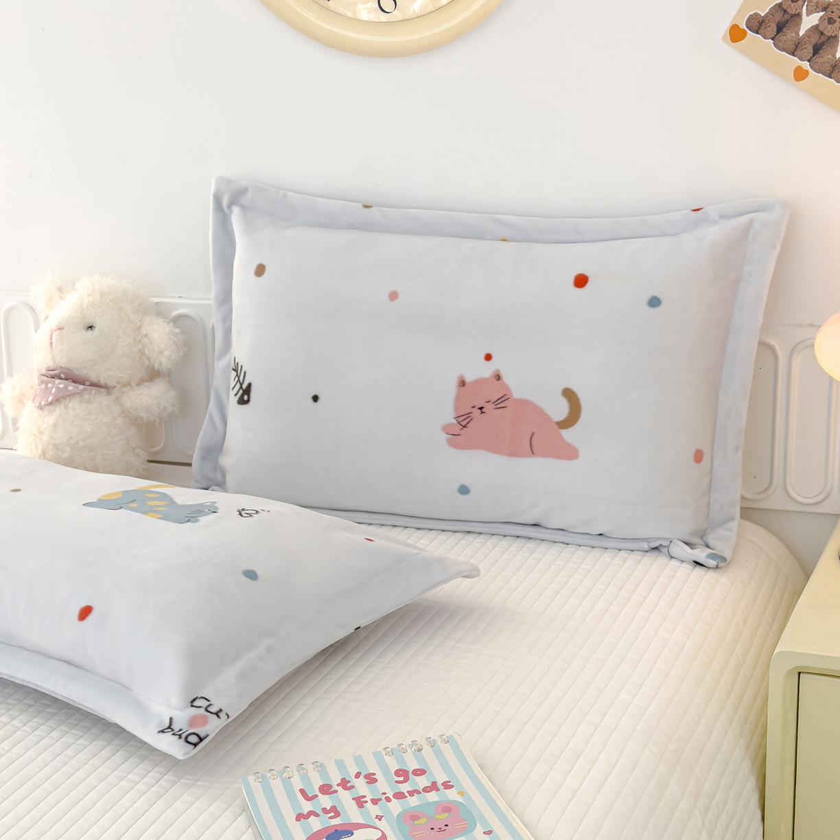 91家纺网 家纺一手货源 找家纺 良佐生活 2025新款A类高克重大版印花宝宝绒枕套 发财猫