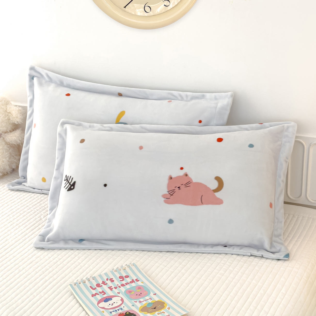 91家纺网 家纺一手货源 找家纺 良佐生活 2025新款A类高克重大版印花宝宝绒枕套 发财猫