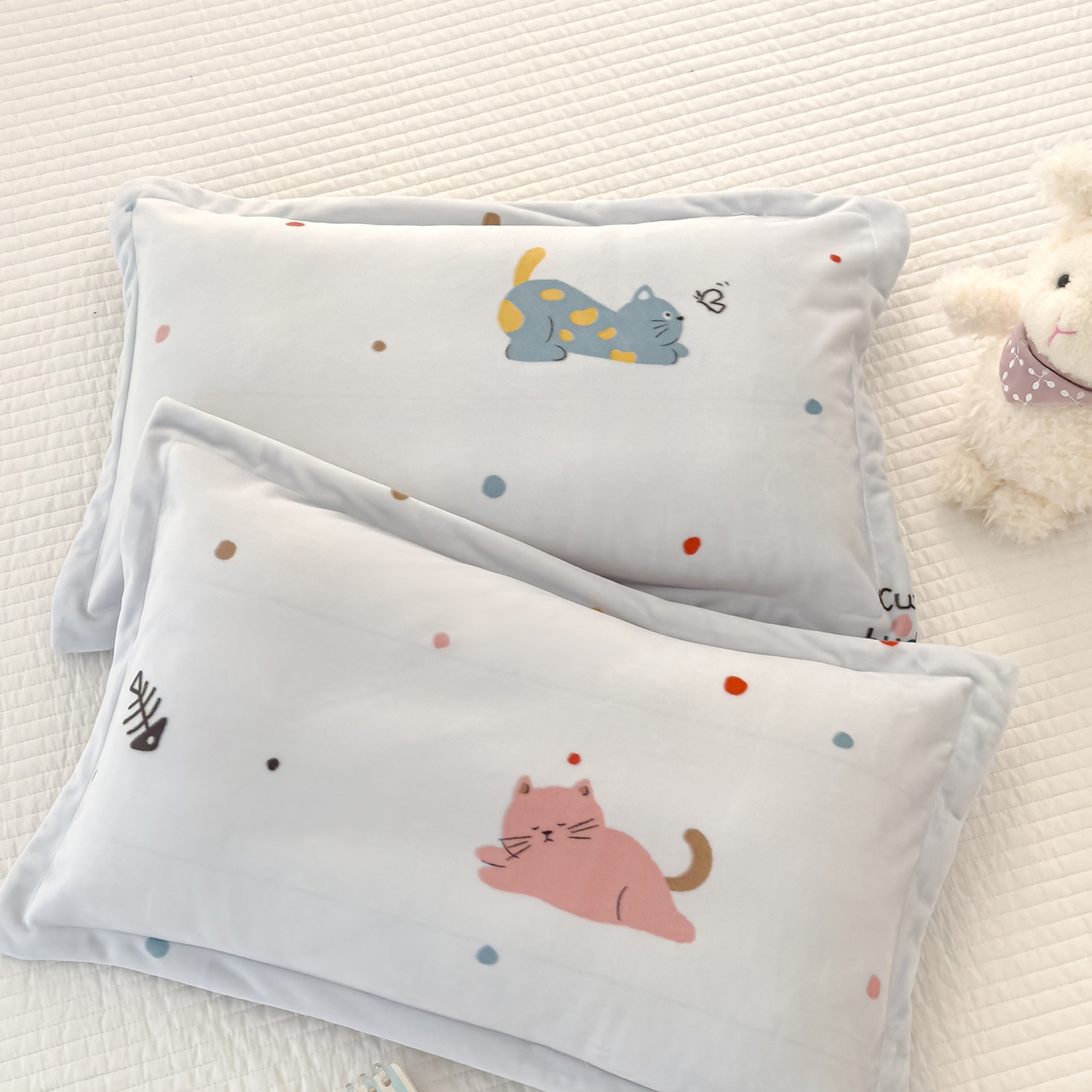 91家纺网 家纺一手货源 找家纺 良佐生活 2025新款A类高克重大版印花宝宝绒枕套 发财猫