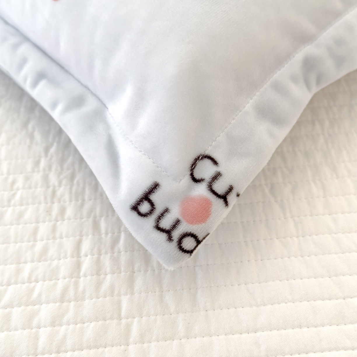 91家纺网 家纺一手货源 找家纺 良佐生活 2025新款A类高克重大版印花宝宝绒枕套 发财猫