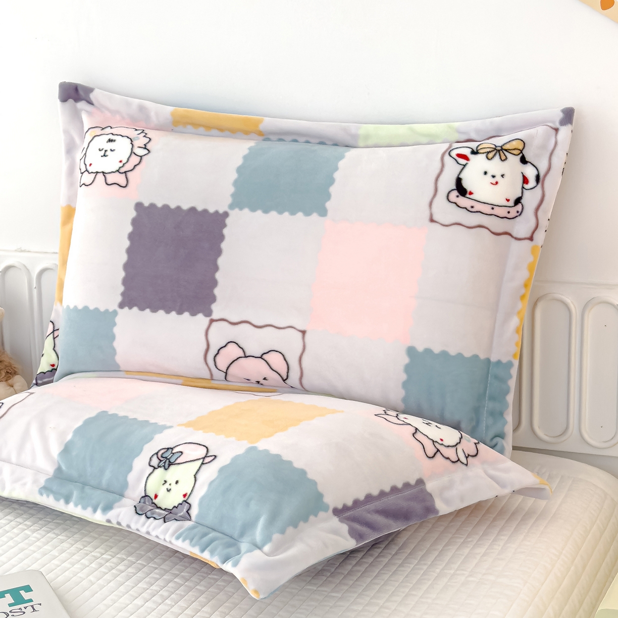 91家纺网 家纺一手货源 找家纺 良佐生活 2025新款A类高克重大版印花宝宝绒枕套 幸福格