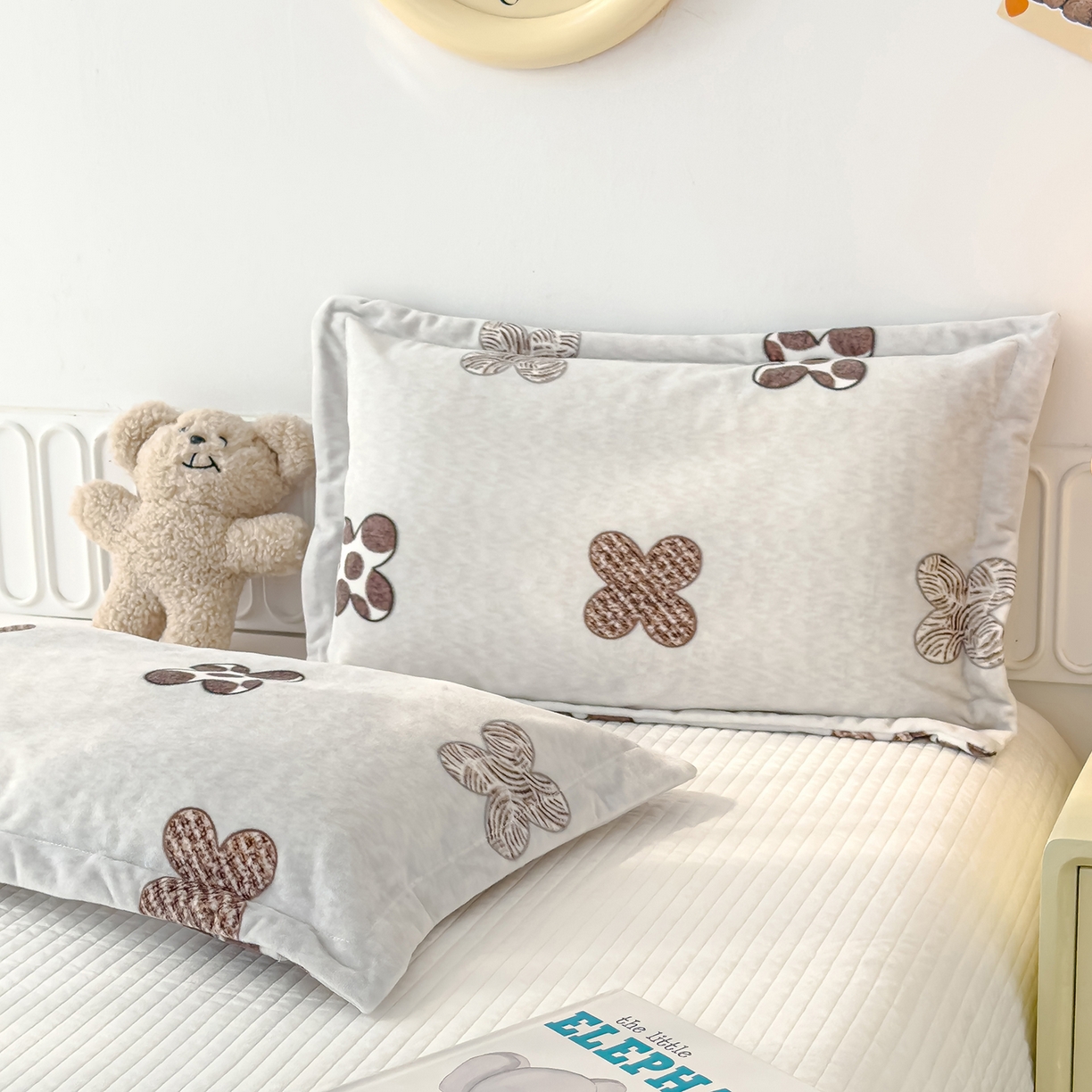 91家纺网 家纺一手货源 找家纺 良佐生活 2025新款A类高克重大版印花宝宝绒枕套 四叶花