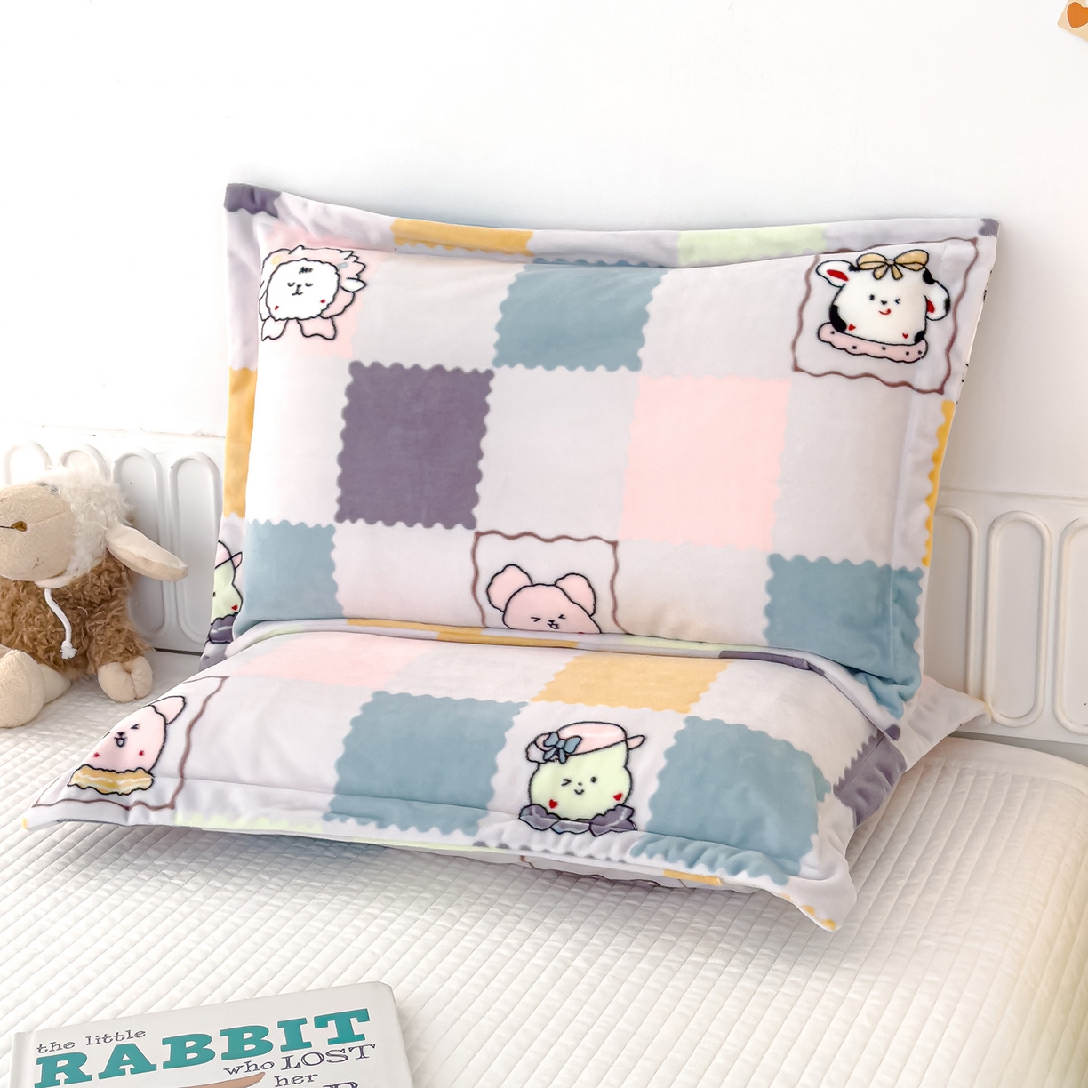 91家纺网 家纺一手货源 找家纺 良佐生活 2025新款A类高克重大版印花宝宝绒枕套 幸福格