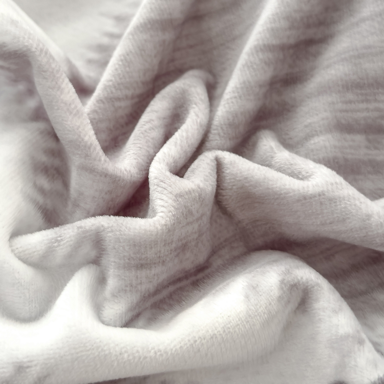 91家纺网 家纺一手货源 找家纺 良佐生活 2025新款A类高克重大版印花宝宝绒枕套 爱心格