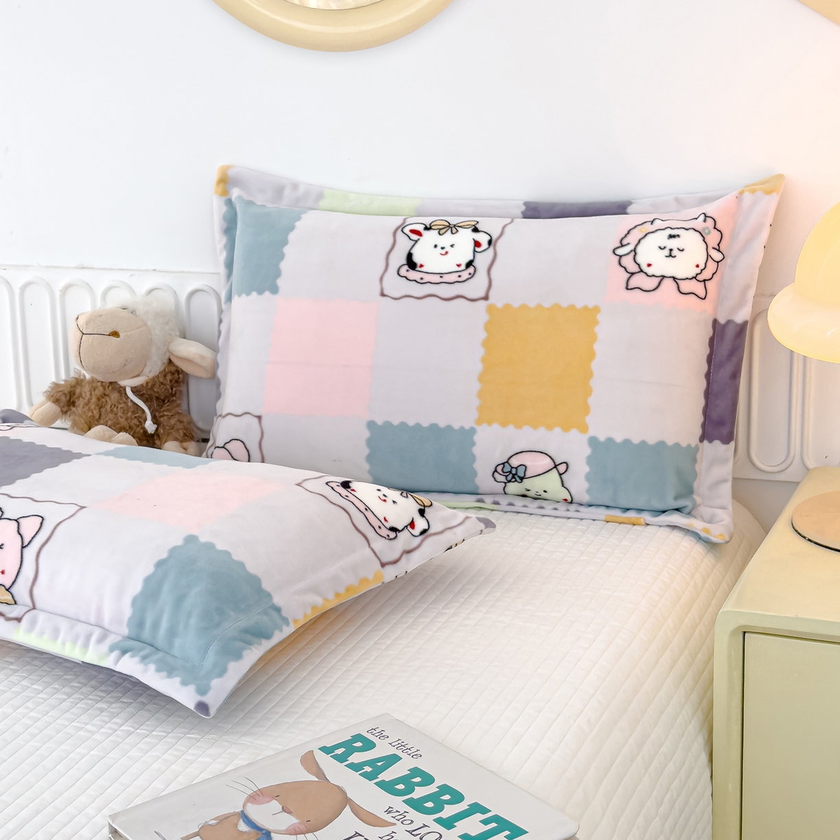 91家纺网 家纺一手货源 找家纺 良佐生活 2025新款A类高克重大版印花宝宝绒枕套 幸福格