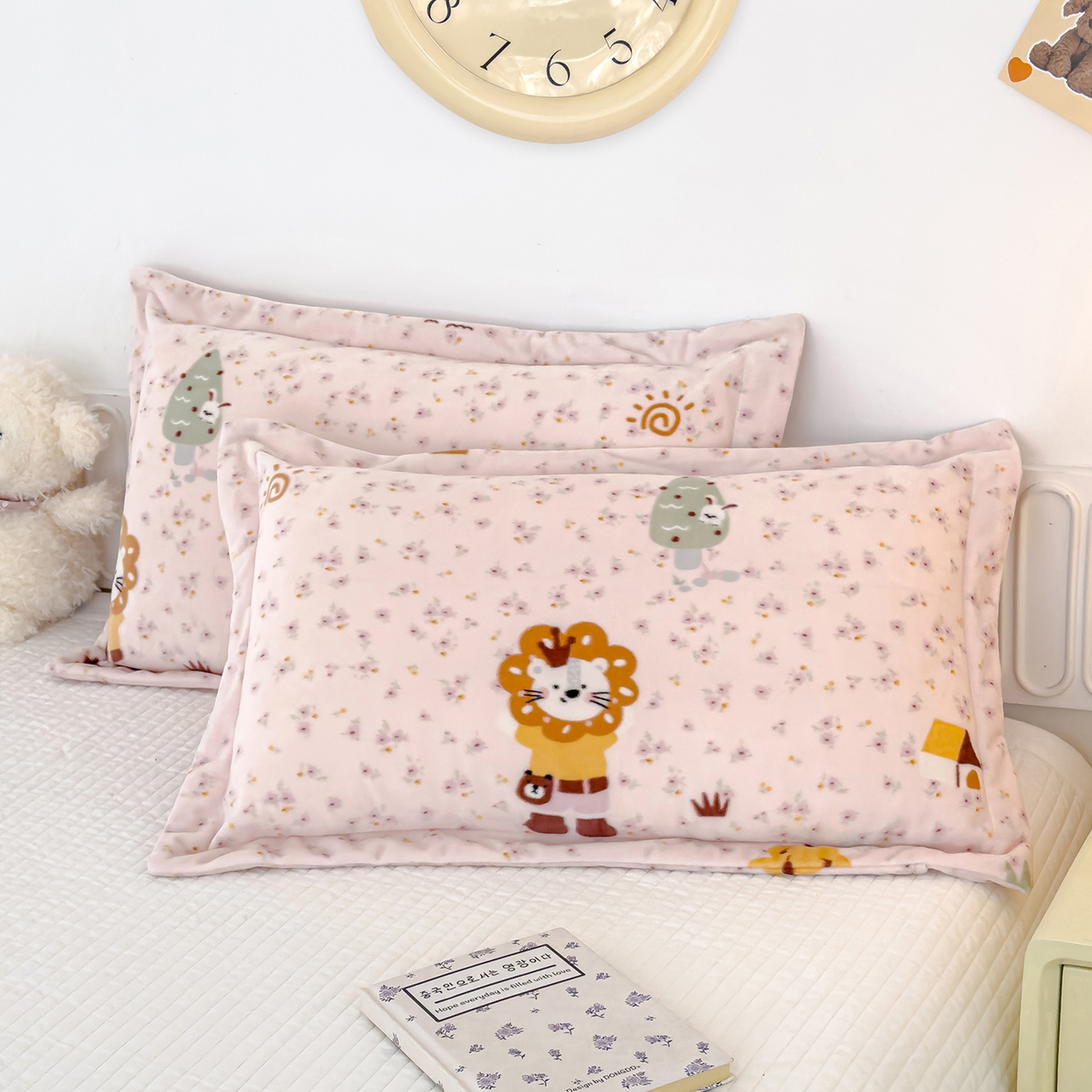 91家纺网 家纺一手货源 找家纺 良佐生活 2025新款A类高克重大版印花宝宝绒枕套 小狮子-粉