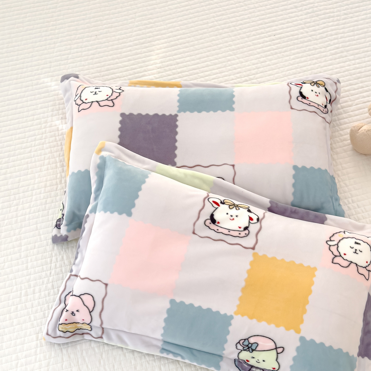 91家纺网 家纺一手货源 找家纺 良佐生活 2025新款A类高克重大版印花宝宝绒枕套 幸福格