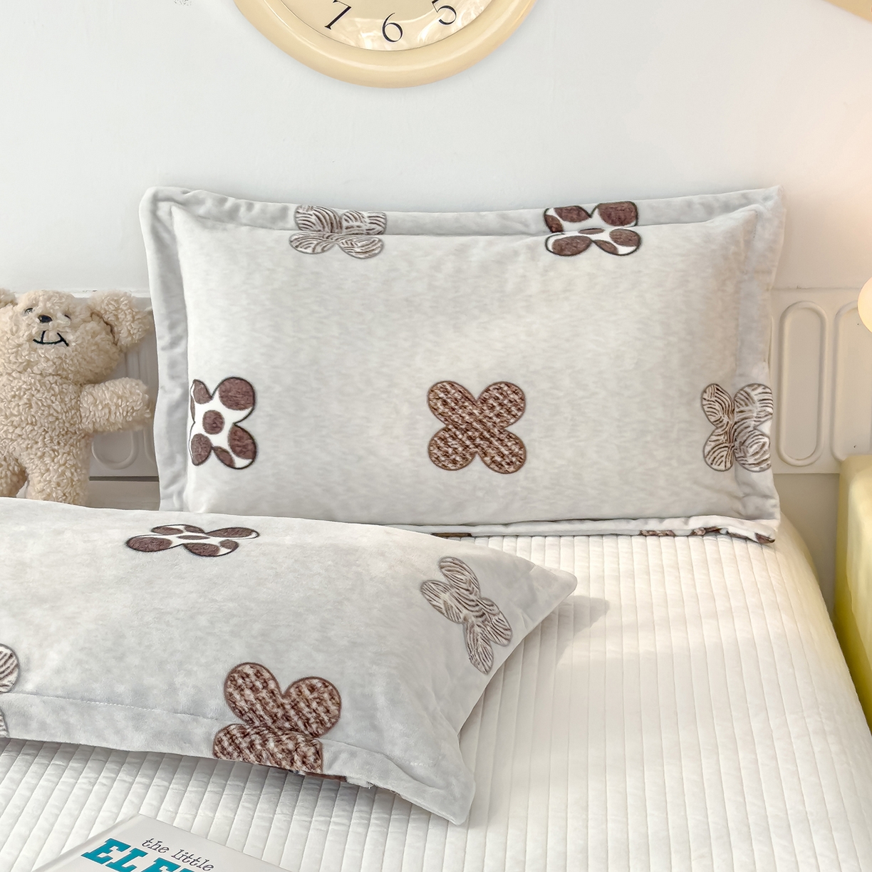 91家纺网 家纺一手货源 找家纺 良佐生活 2025新款A类高克重大版印花宝宝绒枕套 四叶花