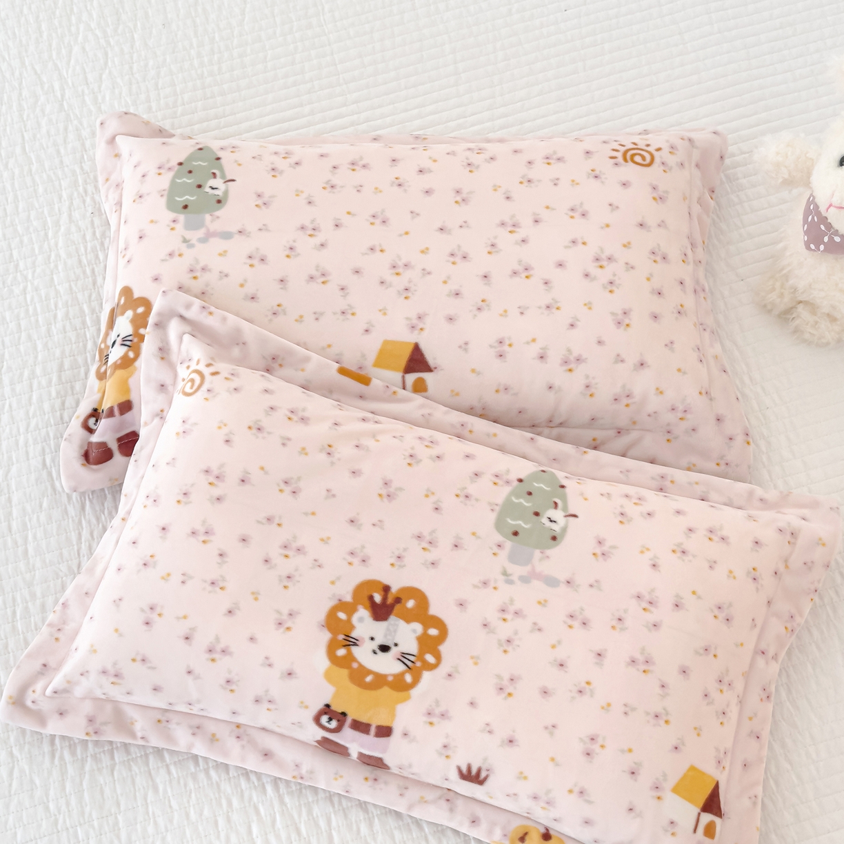 91家纺网 家纺一手货源 找家纺 良佐生活 2025新款A类高克重大版印花宝宝绒枕套 小狮子-粉