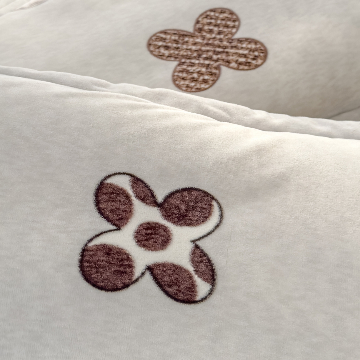 91家纺网 家纺一手货源 找家纺 良佐生活 2025新款A类高克重大版印花宝宝绒枕套 四叶花