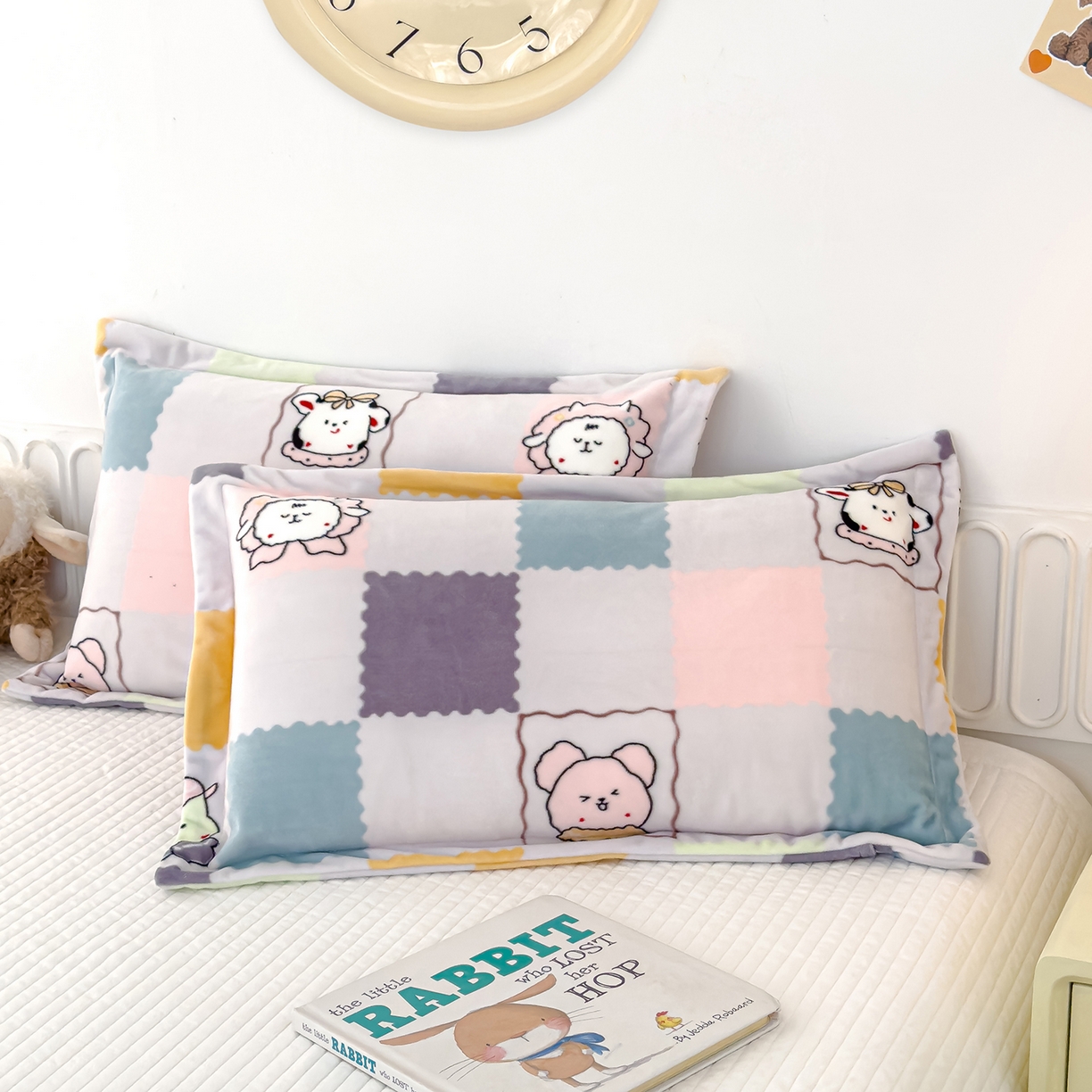 91家纺网 家纺一手货源 找家纺 良佐生活 2025新款A类高克重大版印花宝宝绒枕套 幸福格