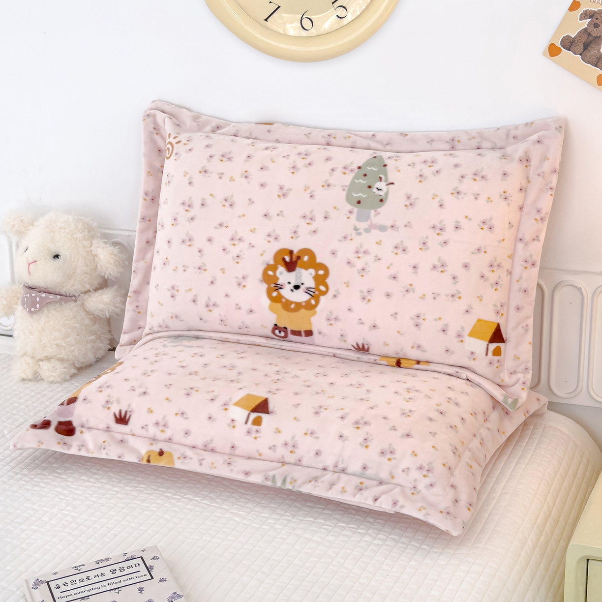 91家纺网 家纺一手货源 找家纺 良佐生活 2025新款A类高克重大版印花宝宝绒枕套 小狮子-粉