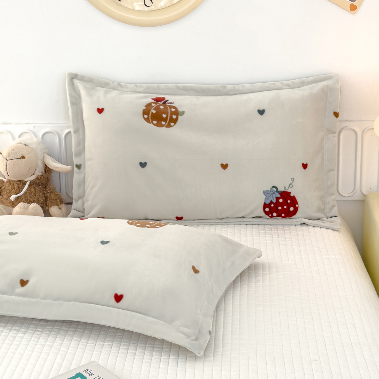 91家纺网 家纺一手货源 找家纺 良佐生活 2025新款A类高克重大版印花宝宝绒枕套 爱心南瓜