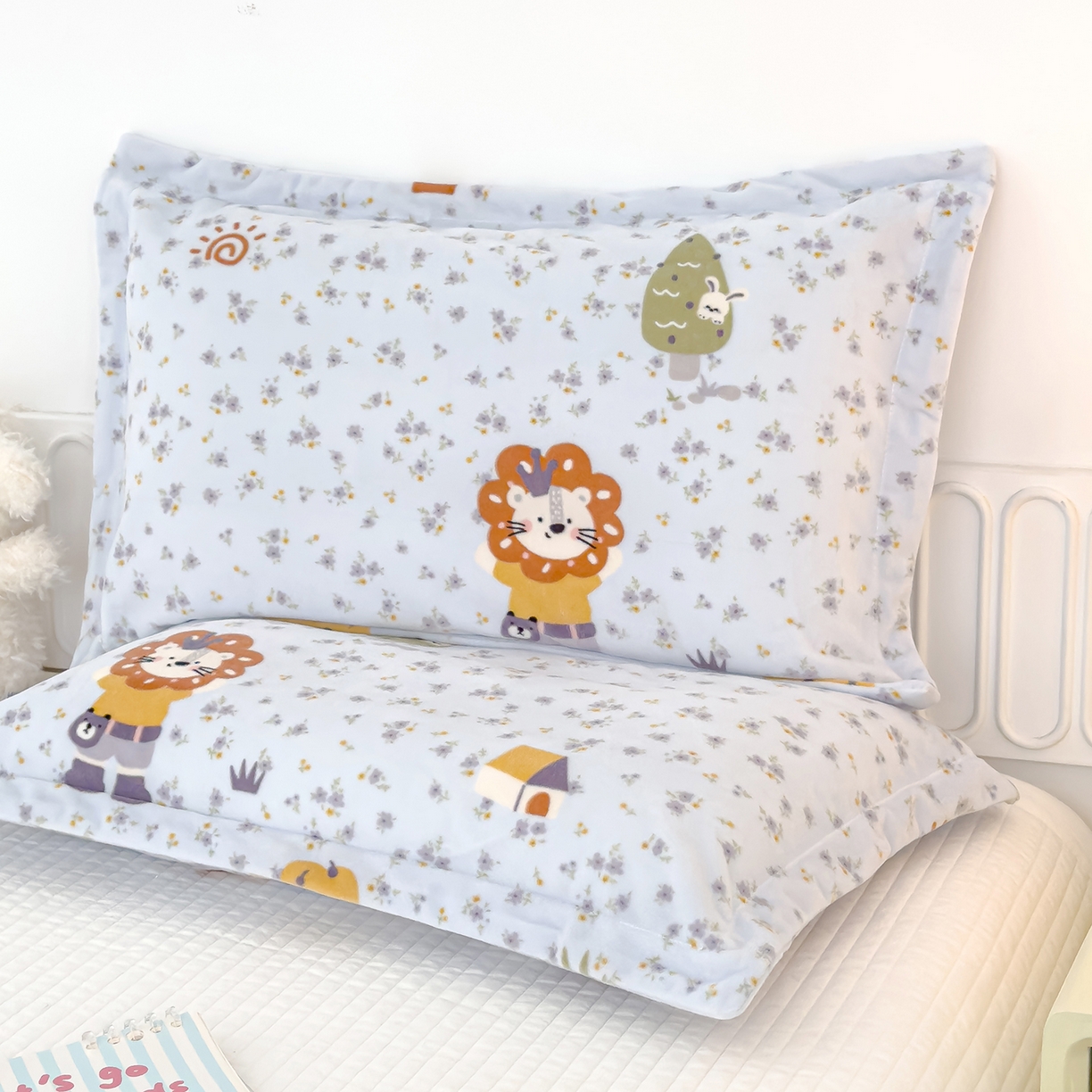 91家纺网 家纺一手货源 找家纺 良佐生活 2025新款A类高克重大版印花宝宝绒枕套 小狮子-蓝  主