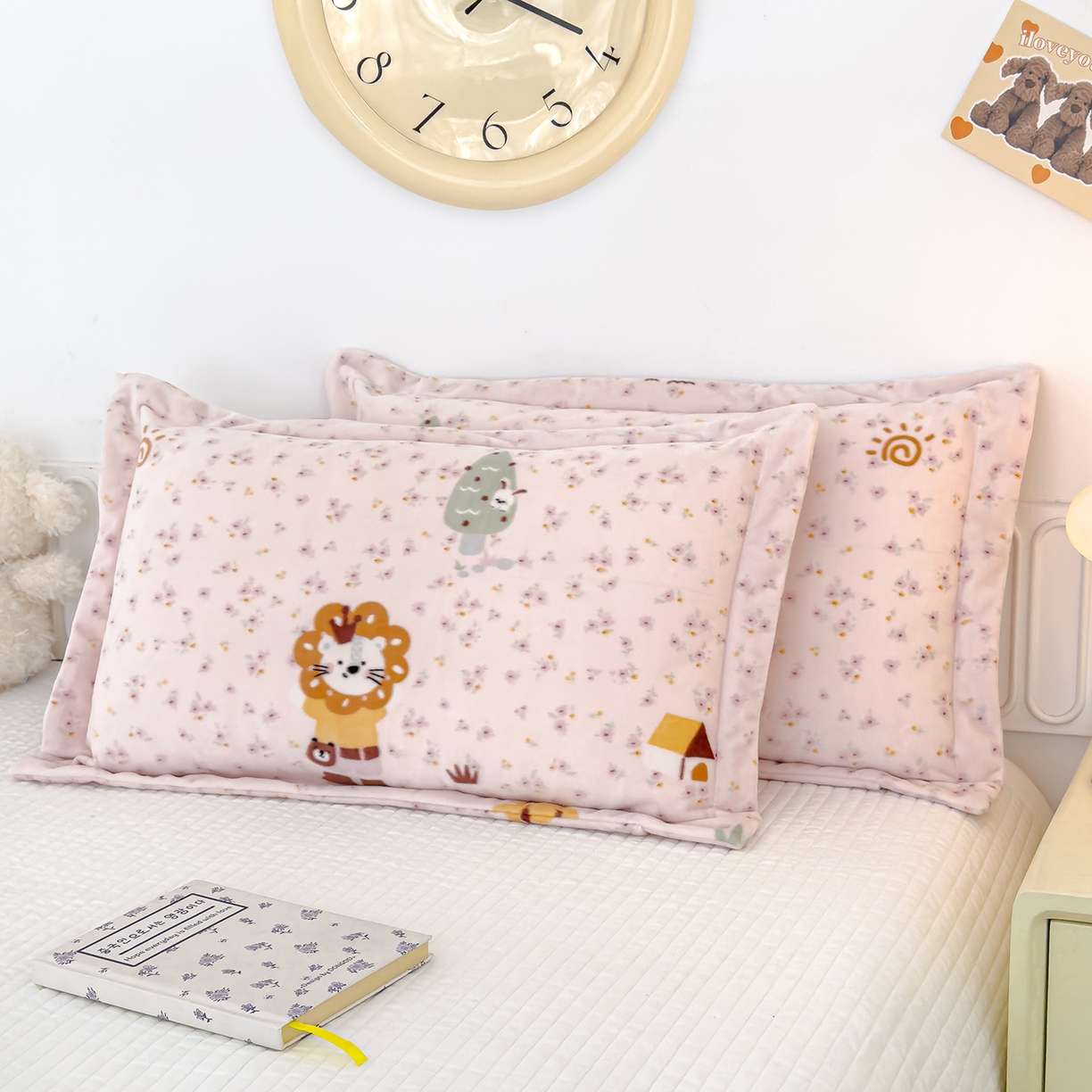 91家纺网 家纺一手货源 找家纺 良佐生活 2025新款A类高克重大版印花宝宝绒枕套 小狮子-粉