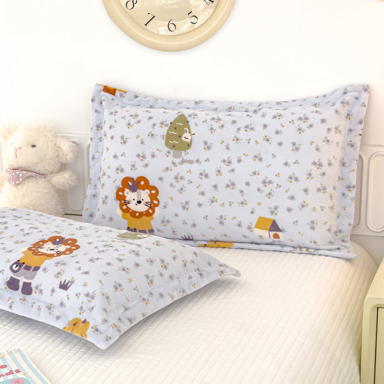 91家纺网 家纺一手货源 找家纺 良佐生活 2025新款A类高克重大版印花宝宝绒枕套 小狮子-蓝  主
